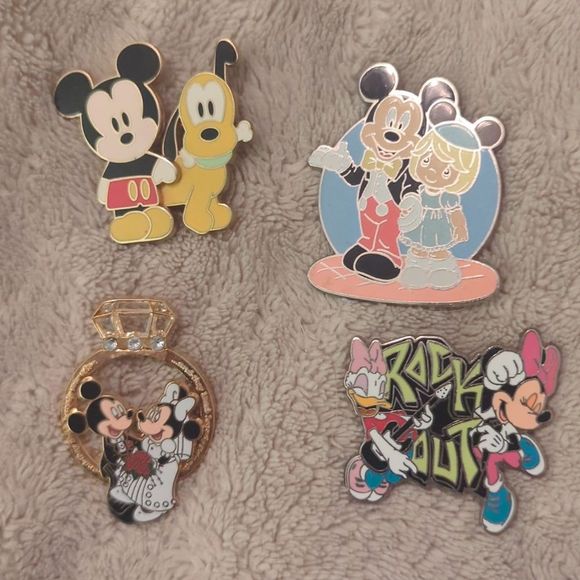 Disney Accessories - Disney trading pin Duo pinlot